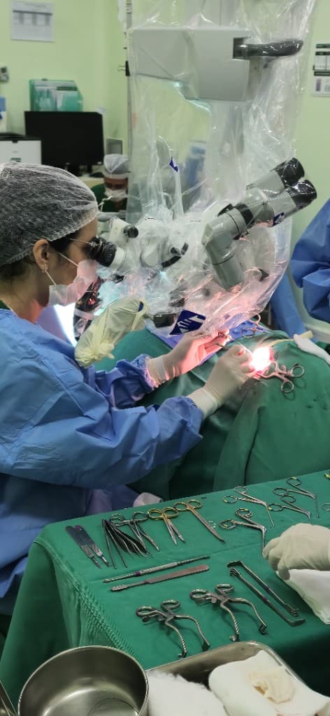Microcirurgia com microscópio operatório
